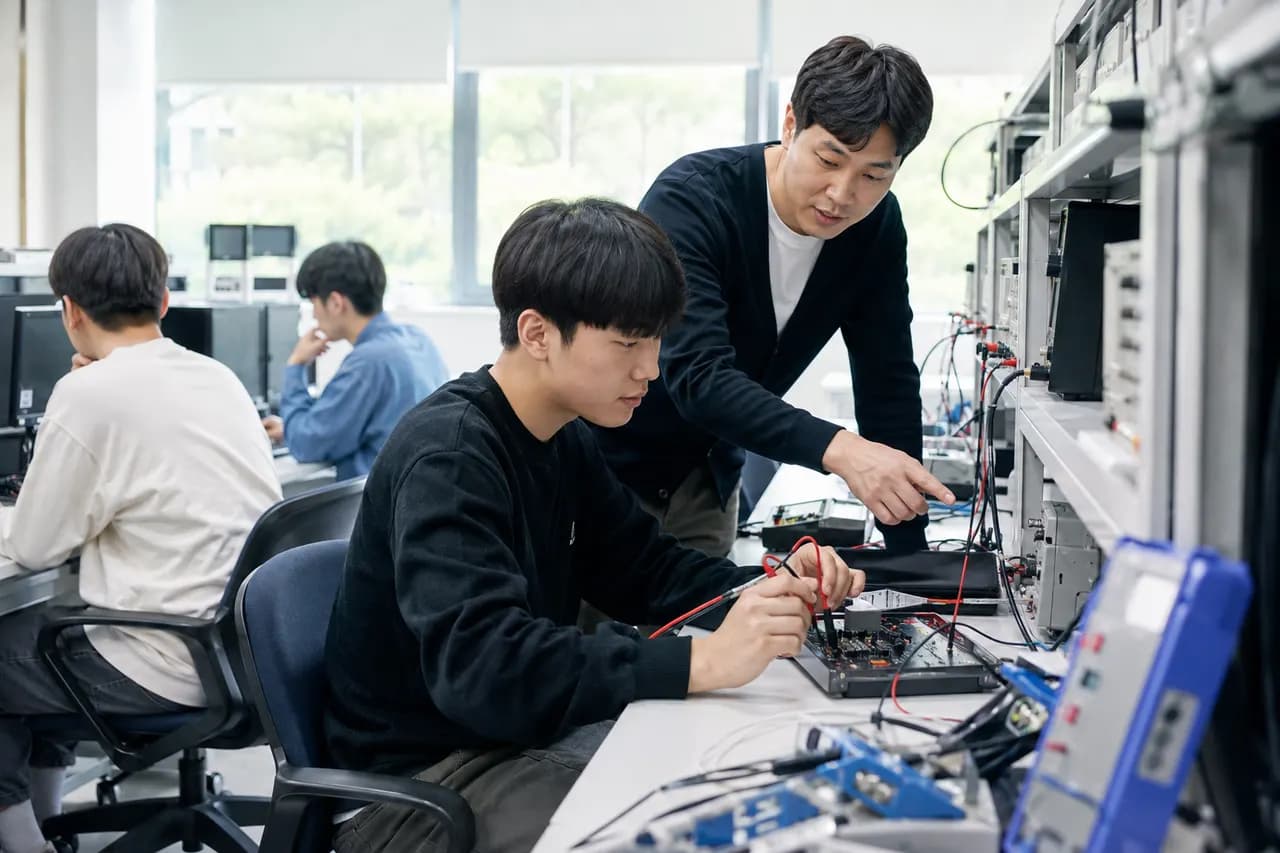 국비지원 훈련에서 실습을 지도받는 장면